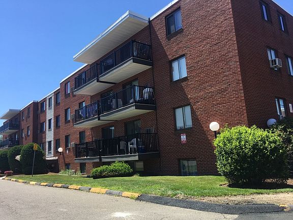 3rd image of 600 Governors Dr Unit 600-28