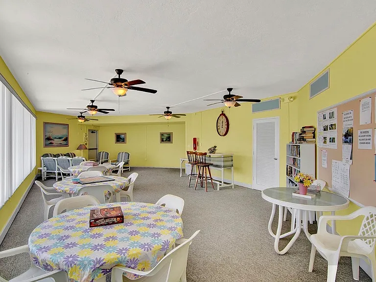 Party / Card Room. Hold your next shindig, right where you live!!