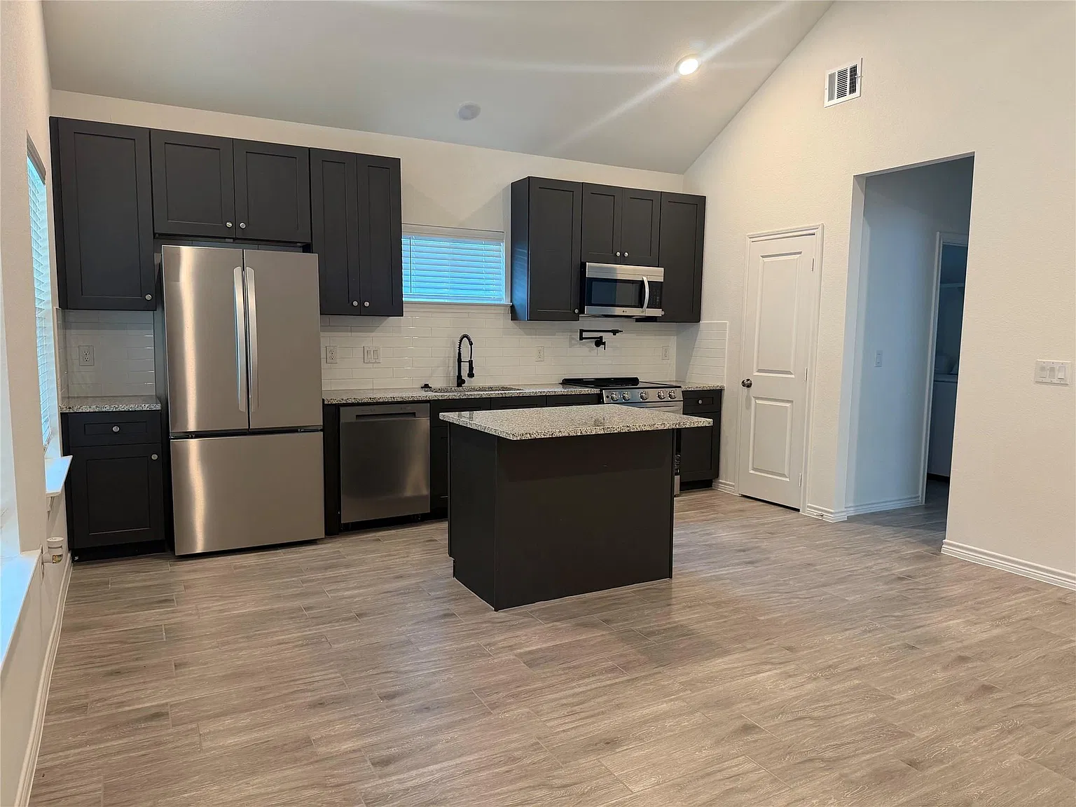 3 bed, 2.0 bath, 958 sqft, $1,395 — Photo 2