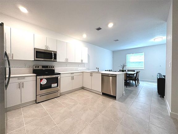 4th image of 1020 SE 26th Ave #1020