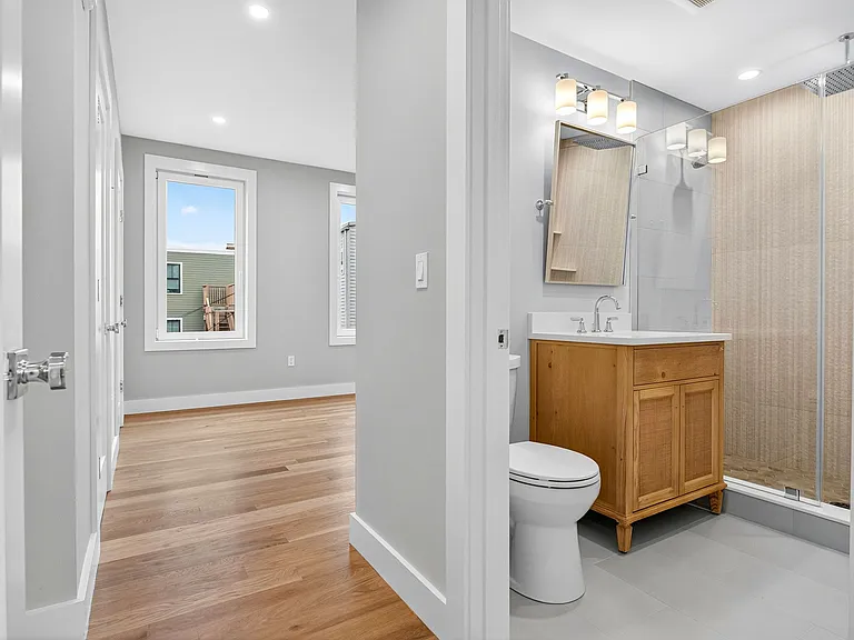 551 E 7th St #3 — Photo 9