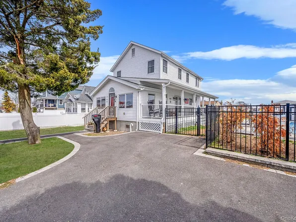 794 Pecan Street, Lindenhurst, NY 11757