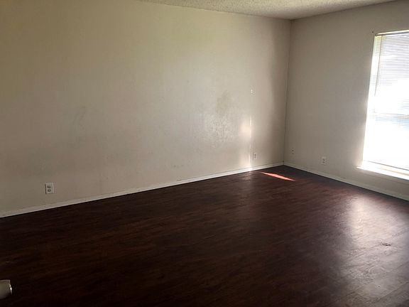 5th image of 606 Woodhaven Pl