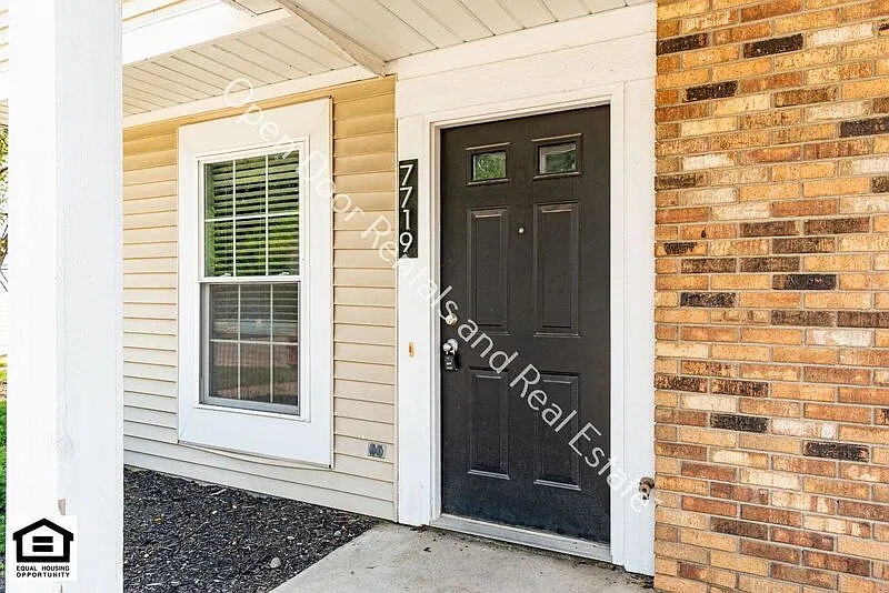 2 bed, 1.5 bath, 989 sqft, $1,195 — Photo 2
