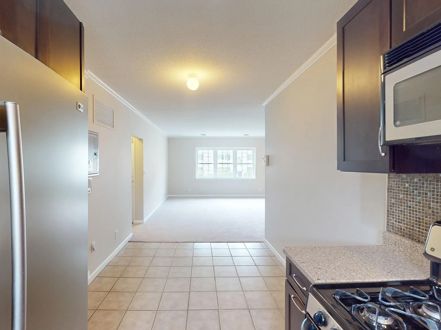 3 bed, 2.0 bath, 1057 sqft, $3,450 — Photo 4
