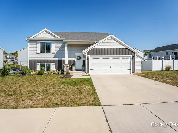 320 Taylor Pl NW, Sparta, MI 49345