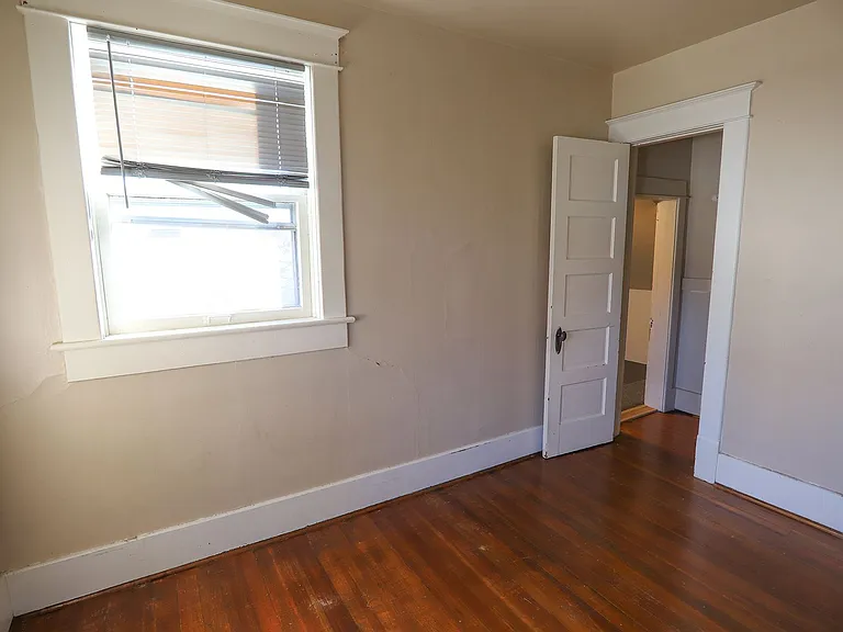 443 Gladstone St — Photo 6