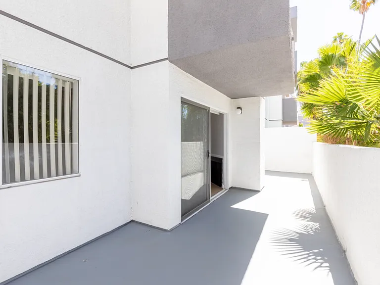 Spacious 2 Bedroom/2 Bath Apartment in KoreaTown - — Photo 5