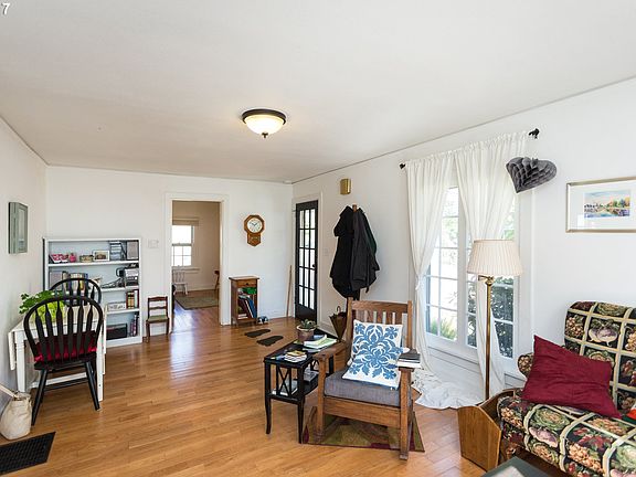 4th image of 3108 SE Malcolm St