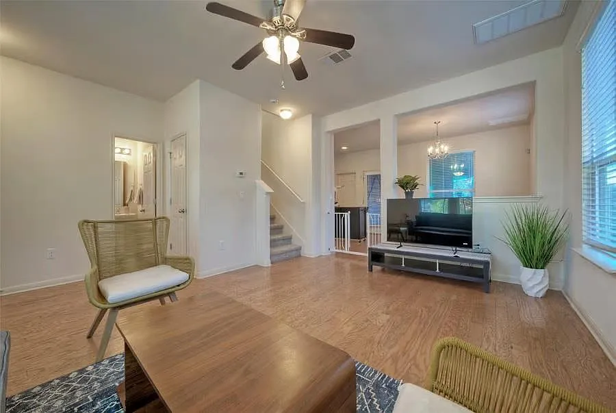 4 bed, 2.5 bath, 1854 sqft, $2,250 — Photo 2