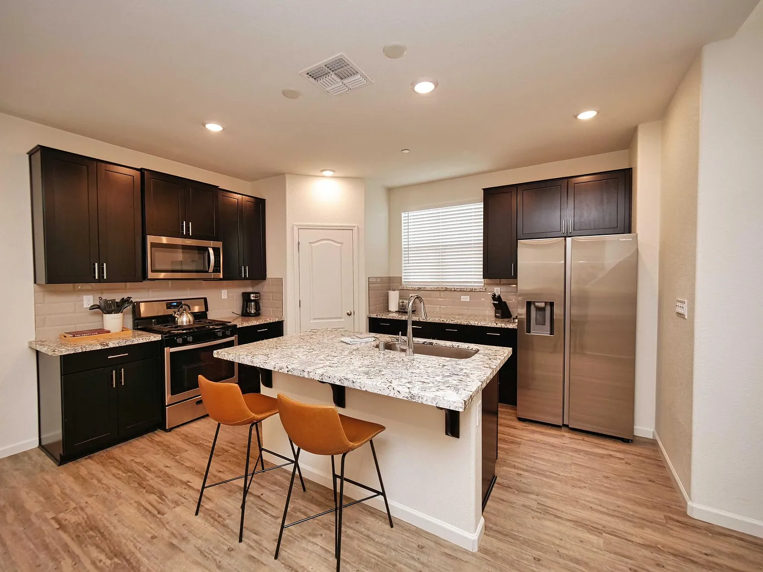 4 bed, 2145 sqft, $6,000 — Photo 3