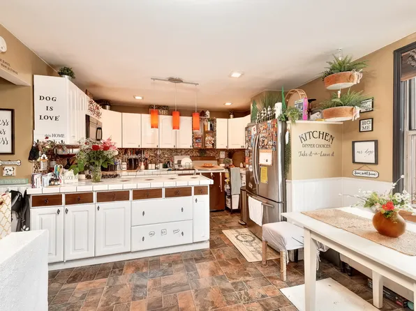 217 Calyer Street image 8 of 11