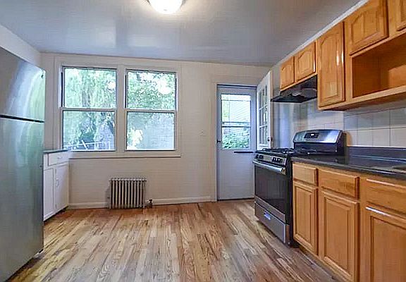 2nd image of 100 De Graw St #1