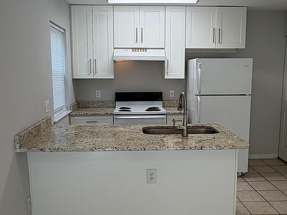 4th image of 916 Bonham Ave