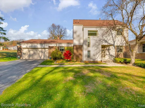 5415 Fairway Ln, West Bloomfield, MI 48323