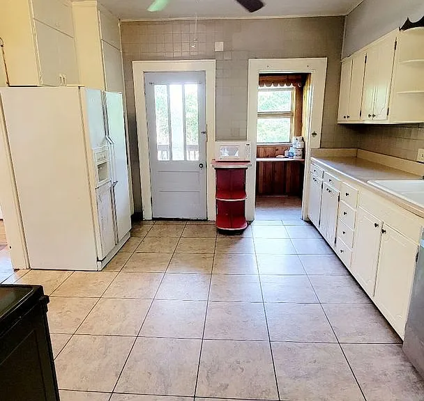 305 Lyndhurst St — Photo 3