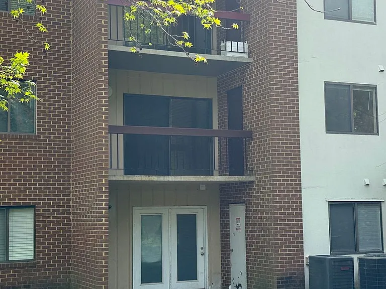 4002 Governors Sq #7 — Photo 7