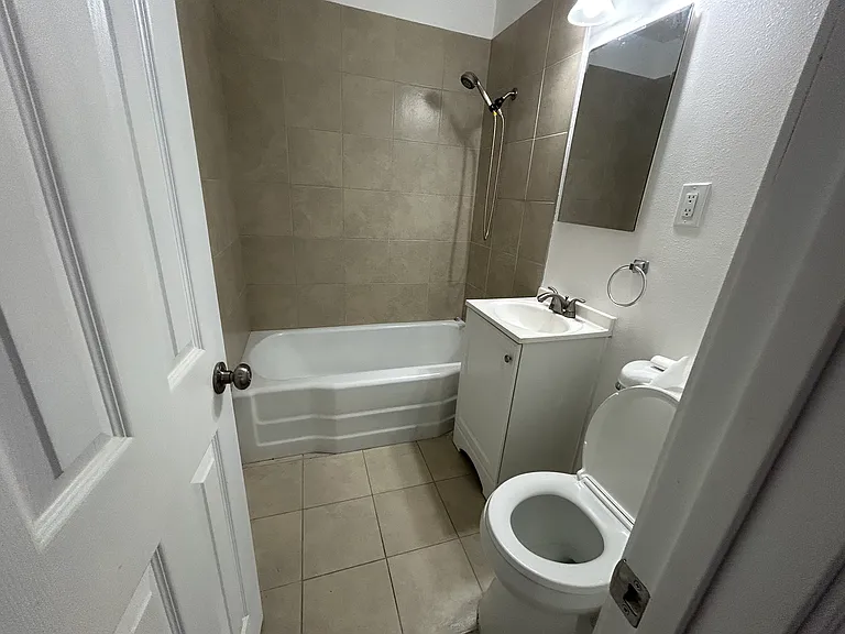 233 N Fairview St — Photo 7