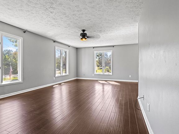 3rd image of 272 Canterbury Dr