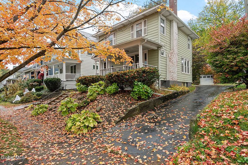 4th image of 12 Fairlawn Avenue
