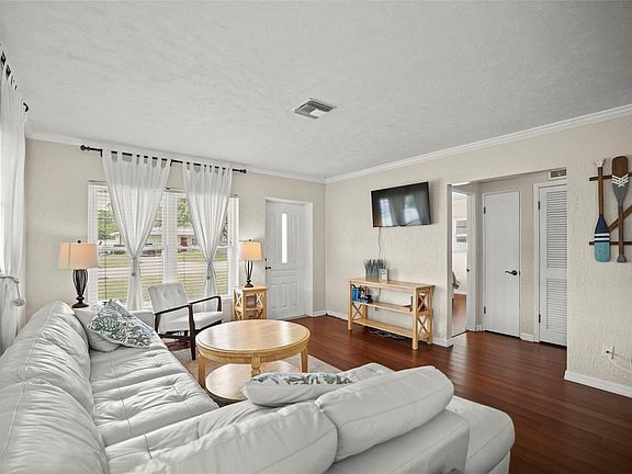 4th image of 1121 Sunnydale Dr