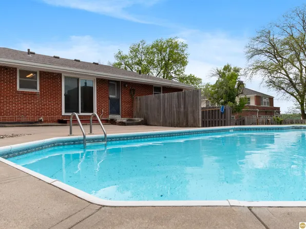 6840 Dodge St, Omaha, NE 68132