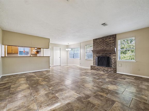 4th image of 3111 Apple Dr