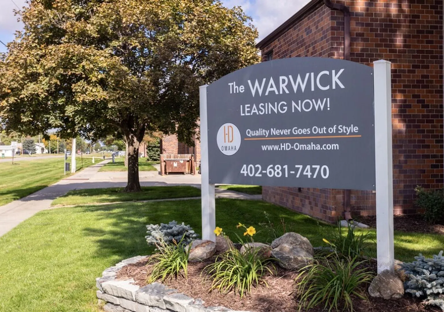 The Warwick of Norfolk. Now leasing updated 1, 2 bedroom apartments and 3 bedroom townhomes! — Photo 2