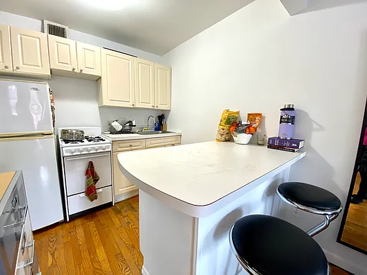 Rented by R New York | media 9