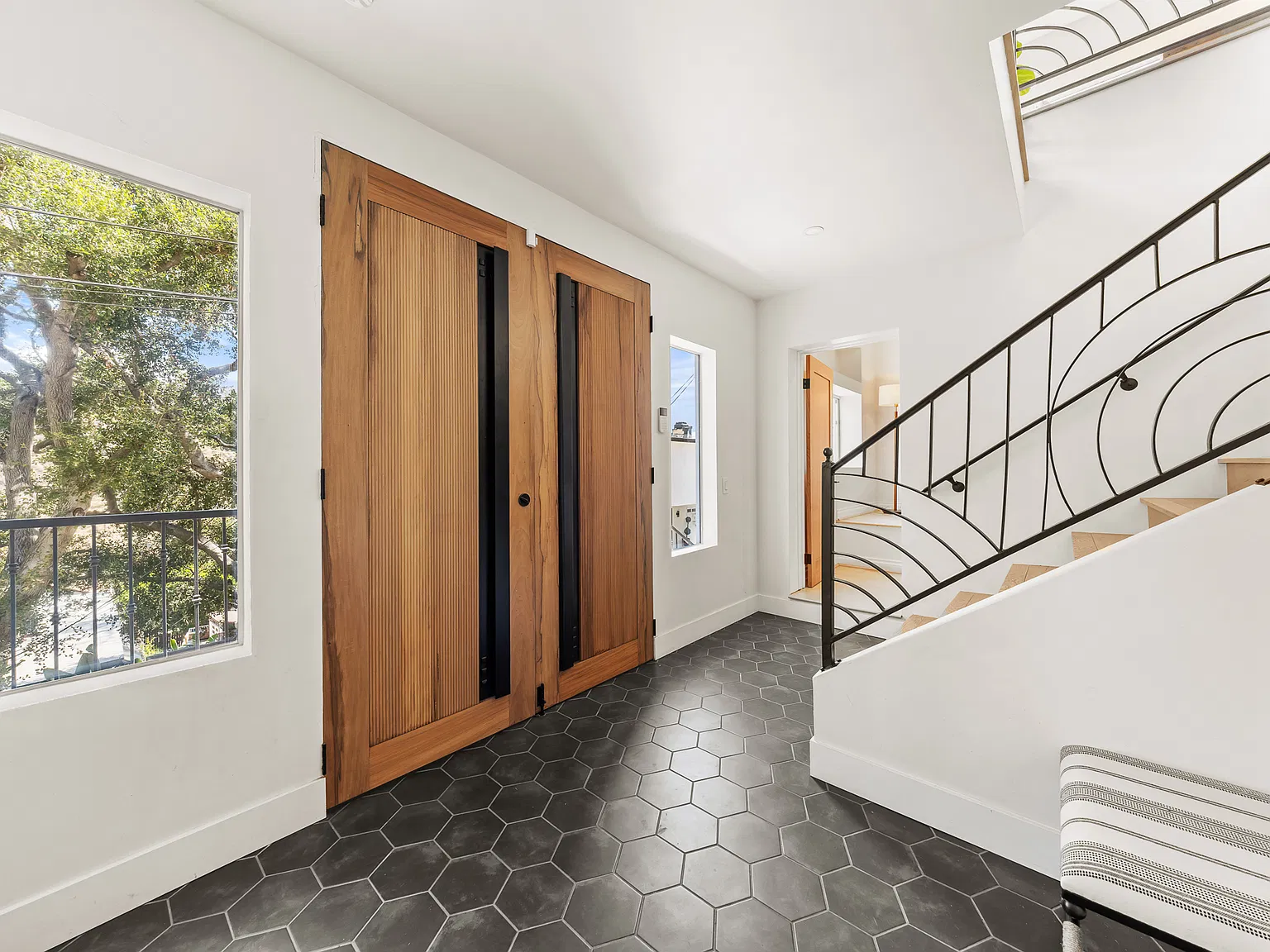 5 bed, 3648 sqft, $9,000 — Photo 4