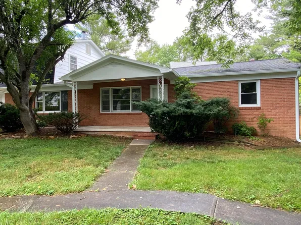 910 Providence Pl, Lexington, VA 24450