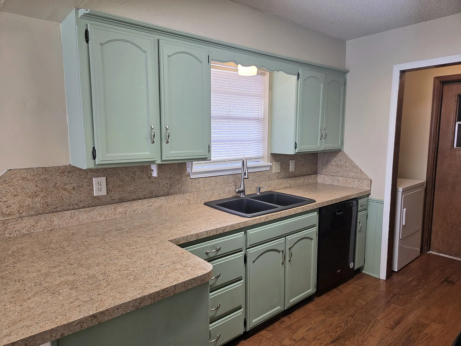 904 E Hills Dr - 1 — Photo 3