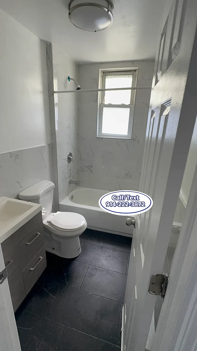 Building Photo - 32 Van Cortlandt Park Ave #3