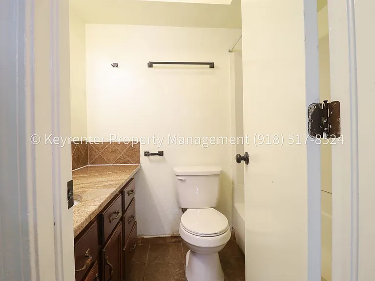 1359 E 60th St Duplex — Photo 7