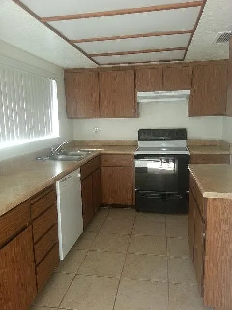 3 bed, 1676 sqft, $1,600 — Photo 2