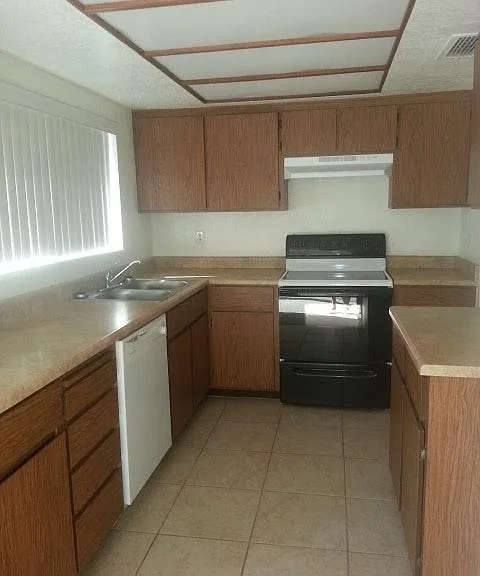 3590 Clearwater Dr — Photo 2