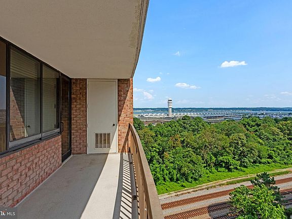 5th image of 1805 Crystal Dr APT 913S