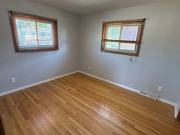 5th image of 325 Sentinel Dr #3
