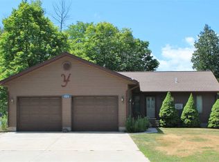 1725 Wawaushnosh Dr, Manistique, MI 49854