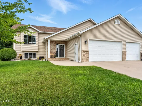 602 Mighty Acres Dr, Grand Forks, ND 58201