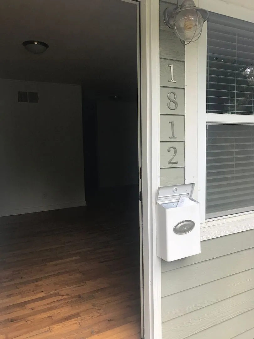 Charming House Across from Veterans park — Photo 3