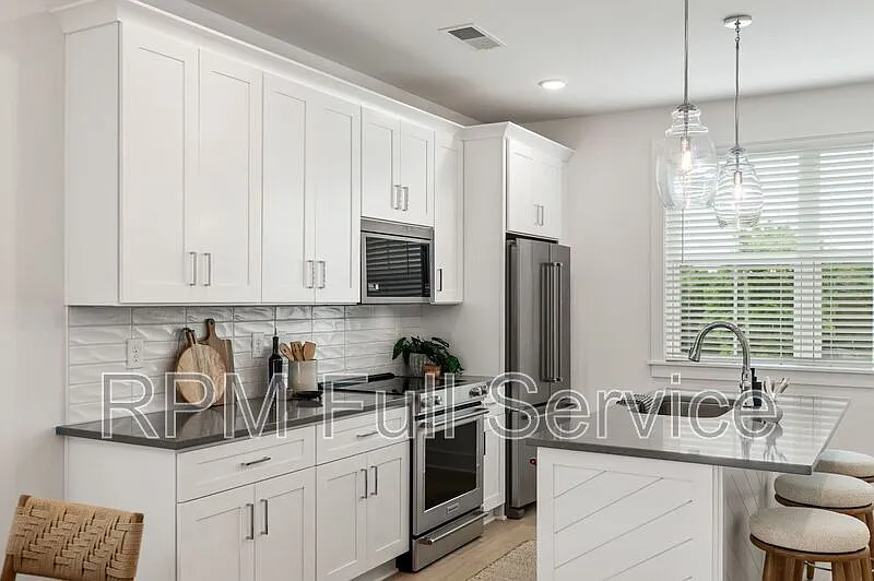 3 bed, 2.5 bath, 1904 sqft, $2,395 — Photo 3