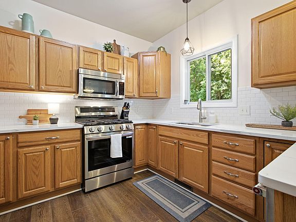 5th image of 504 Oakwood Dr