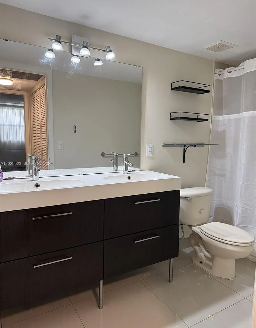 Las Vistas At Doral Condo — Photo 3