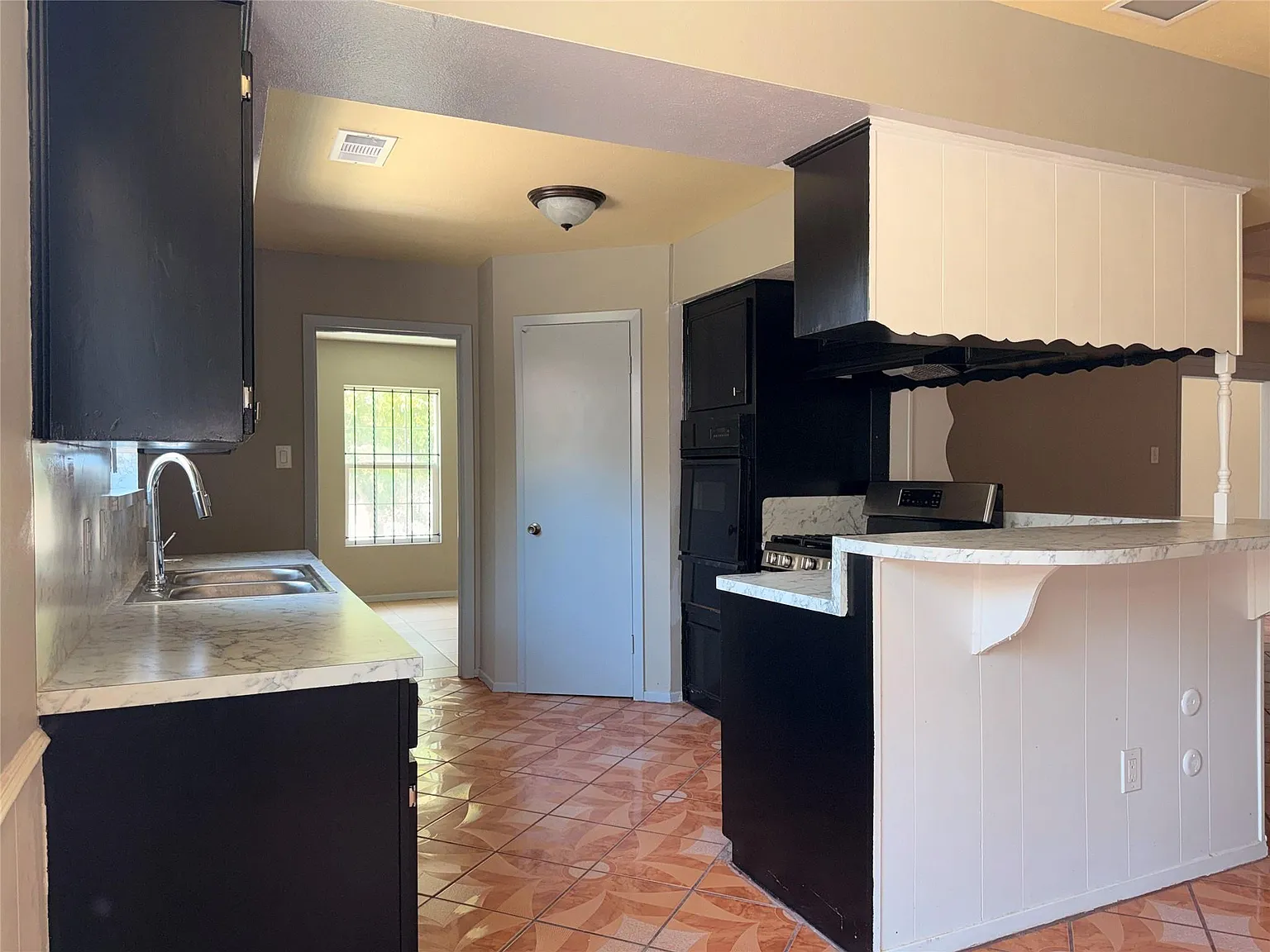 4 bed, 2.0 bath, 2375 sqft, $2,100 — Photo 3