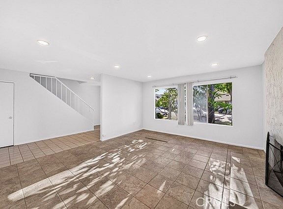 4th image of 160 Greentree Ln