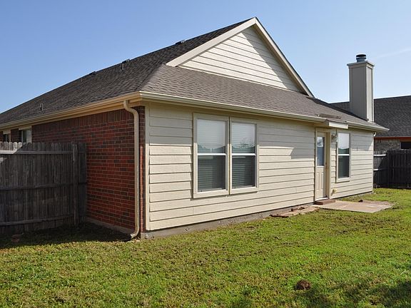 2nd image of 104 Running Deer Ln