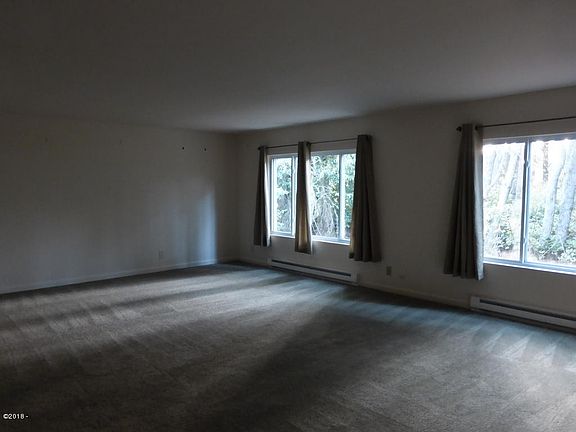 3rd image of 105 NE 33rd Dr