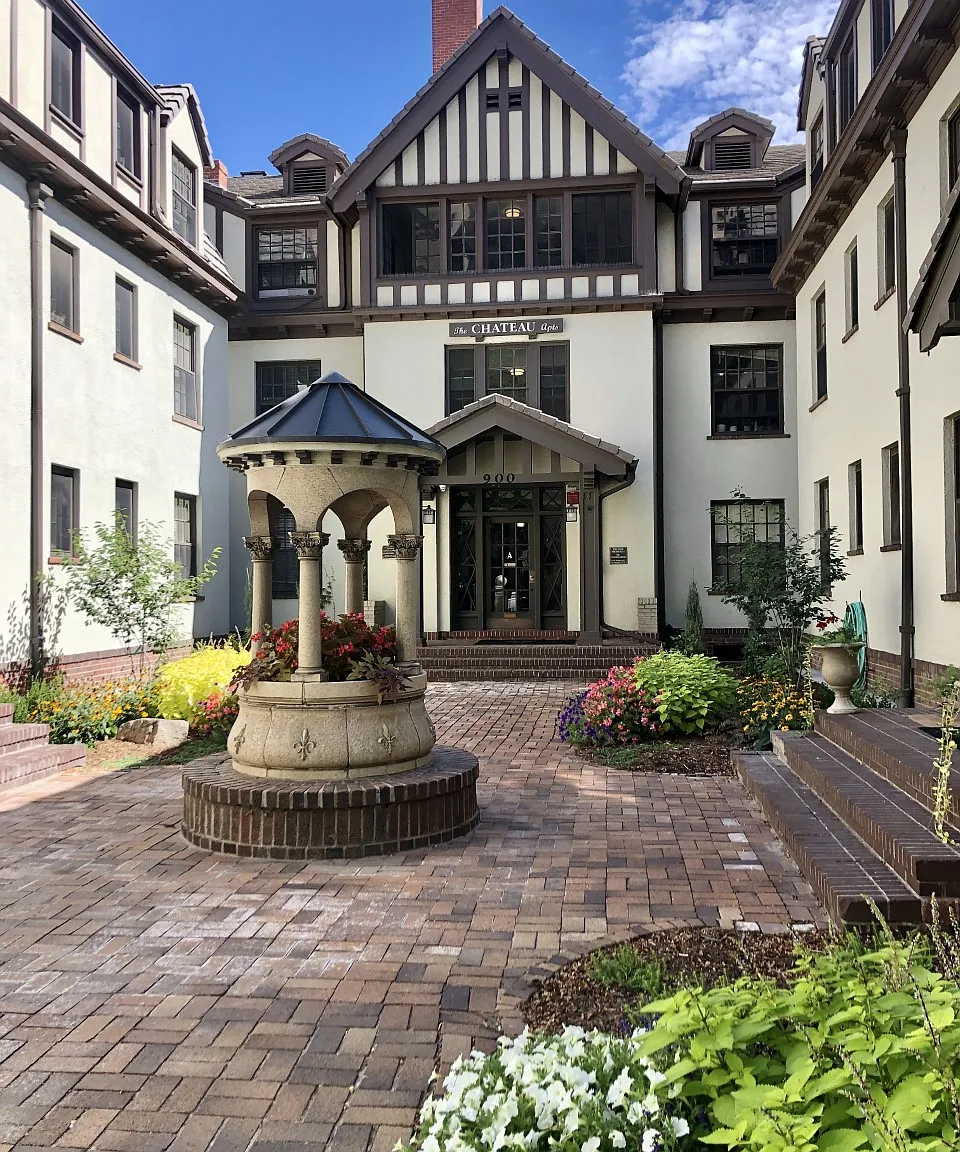 Chateau Apartments — Photo 2