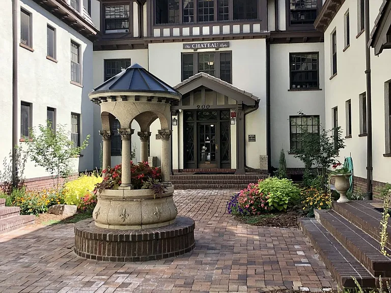 Chateau Apartments — Photo 2